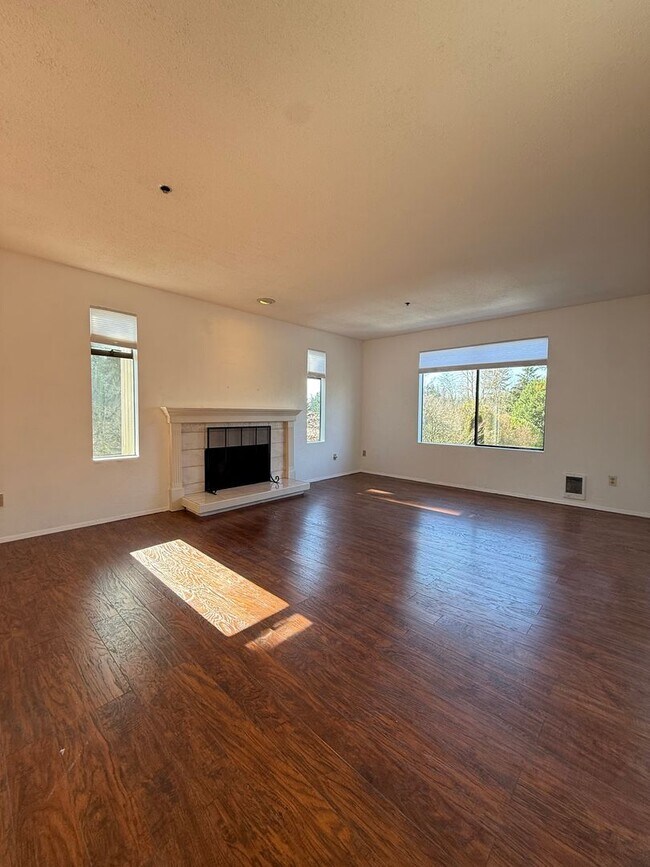 Foto del edificio - Beautifully maintained condo in the heart of Lynnwood!