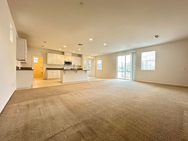 Building Photo - 5 BEDROOM HOME FOR LEASING IN EASTVALE