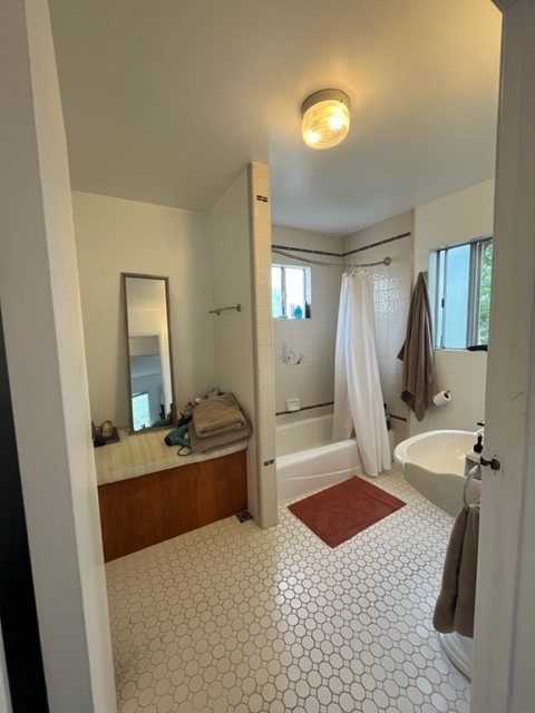 Large bathroom (will be unfurnished) - 635 Palms Blvd