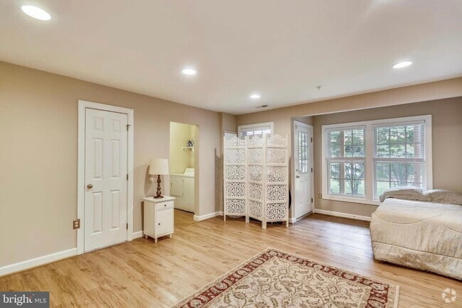 Building Photo - 8 Rockingham Ct