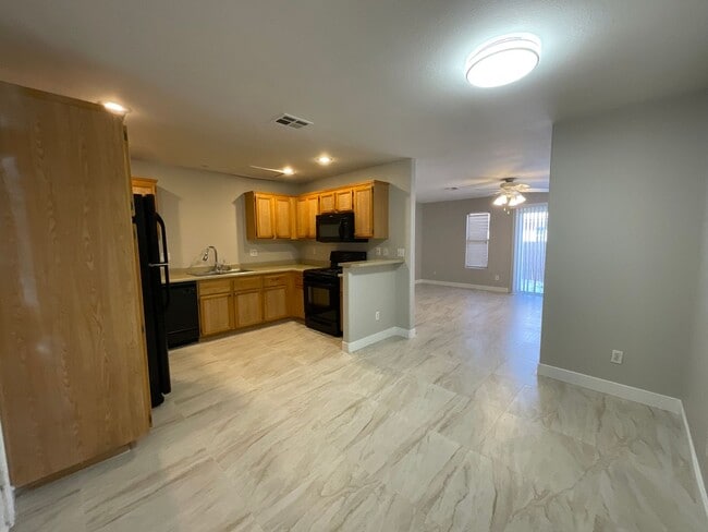 Building Photo - Great townhome in gated community, 3brs, 2bth, 2cg