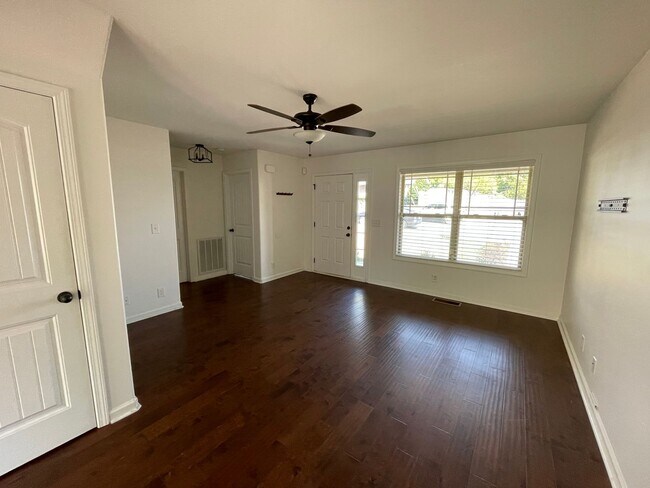 Building Photo - Well-Maintained 3 Bedroom, 2 Bath Home wit...