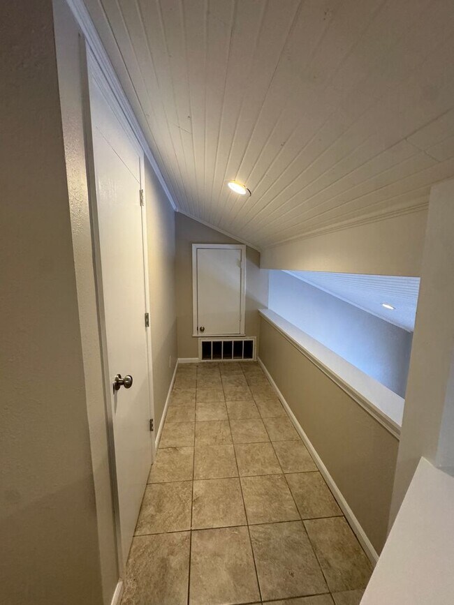 Building Photo - 2 bed / 2 bath Condo in the Center of Jone...