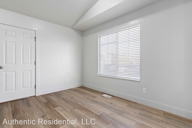 Foto del edificio - 6 br, 3 bath House - 156 W Apple Avenue