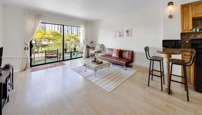 Foto del edificio - 1650 NE 115th St