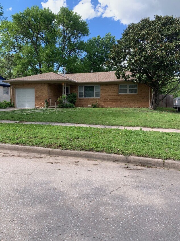 Primary Photo - 8020 E Indianapolis St