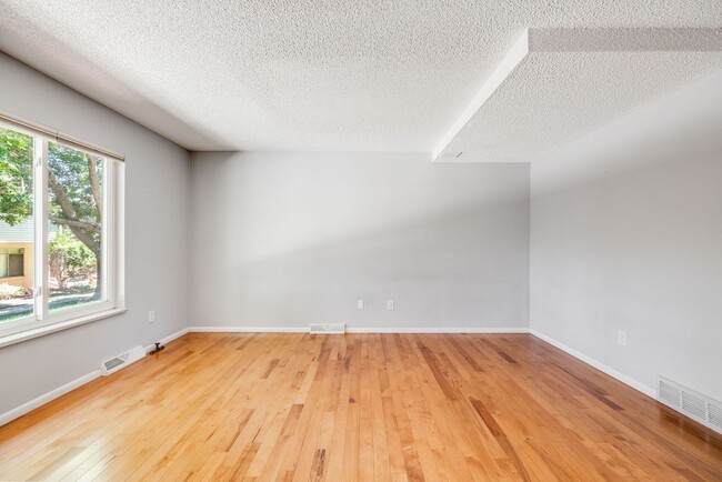 Building Photo - 2 Bedroom 2.5 Bath Townhome in Southeast D...