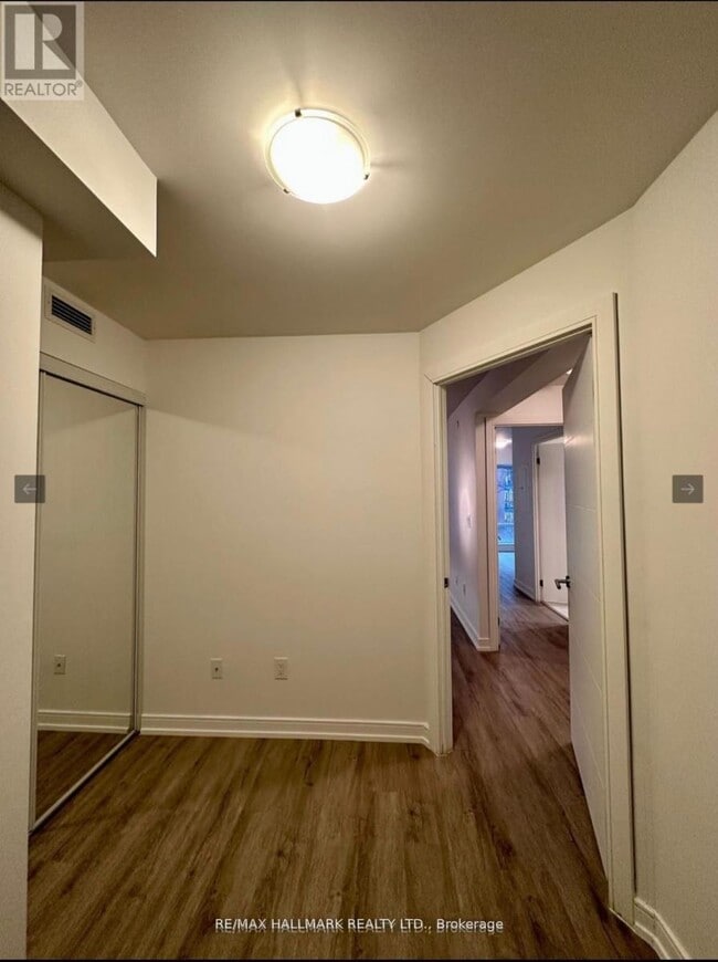 Building Photo - 525 Adelaide St W