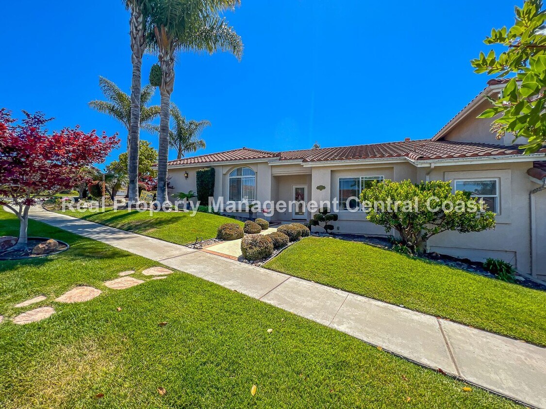 Primary Photo - AVAILABLE AUGUST - Beautiful 4 Bedroom / 2...