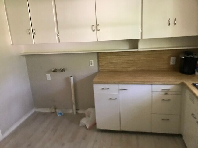 W/D hookups - 1645 Mariposa Dr