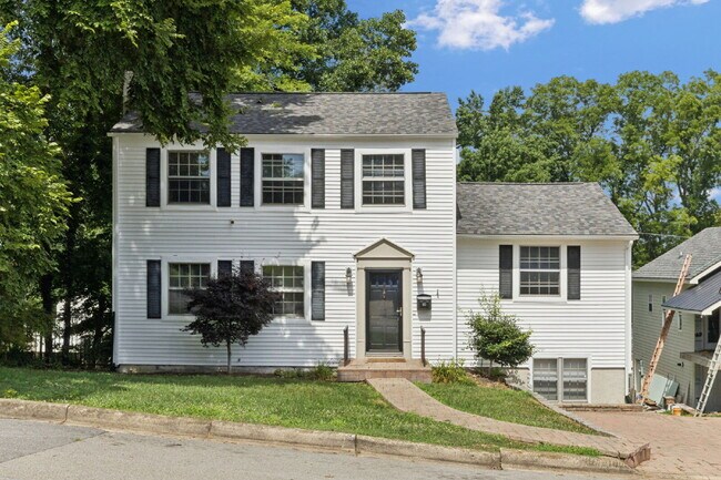 Building Photo - 165 E Glenwood Dr