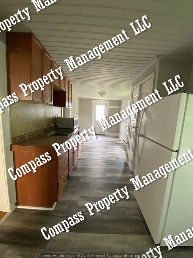 Building Photo - $1650 - 3 Bed, 2 Bath - 2 Story Home - Pak...