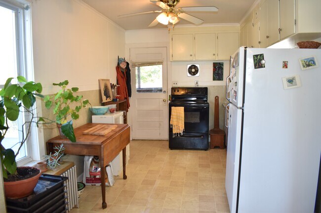 Kitchen - 220 Webber Ave