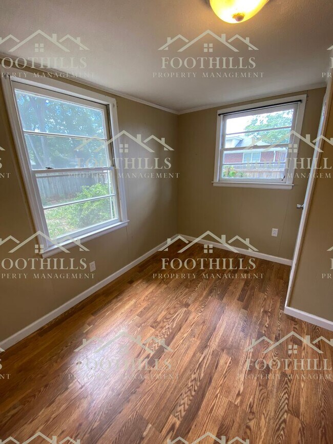 Building Photo - Charming 2 Bedroom/1 bath single family home