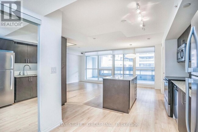 Photo du bâtiment - 830-830 Lawrence Ave W