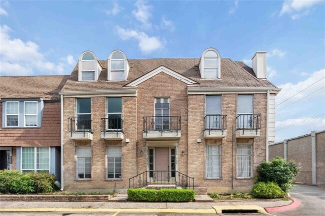 Building Photo - 372 N Post Oak Ln