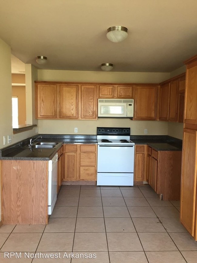 Building Photo - 507 Persimmon St SW