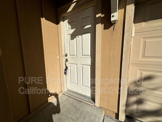 Building Photo - 2218 Versailles St