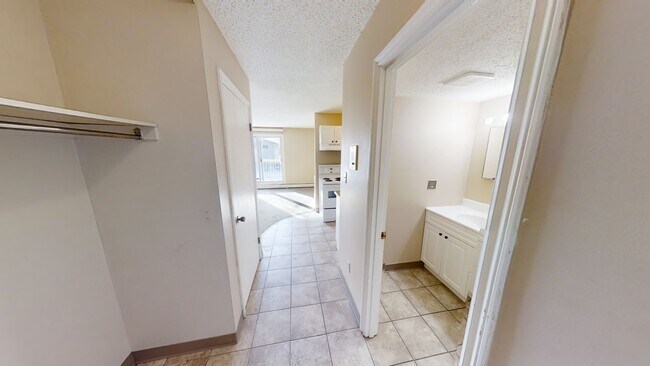 Photo du bâtiment - 10028-10105 105 Ave