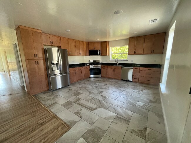 Foto del edificio - 4660 Fieldbrook Rd