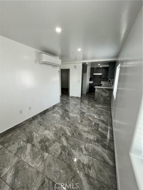 Building Photo - 1073 W 112th St