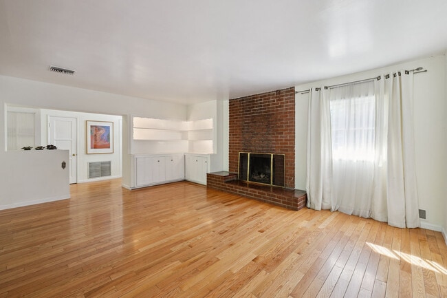 Building Photo - 23265 Leonora Dr