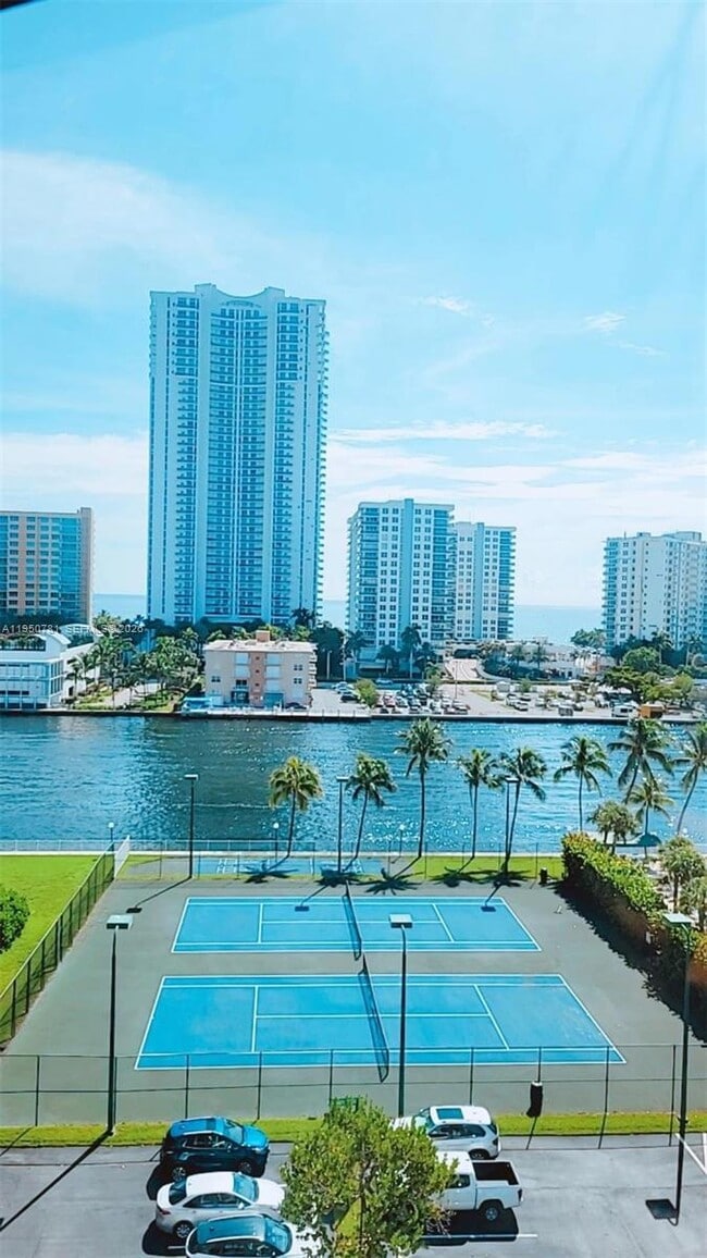 Foto del edificio - 1000 Parkview Dr