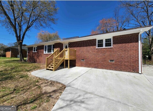 Building Photo - 2602 Lake Harbin Rd
