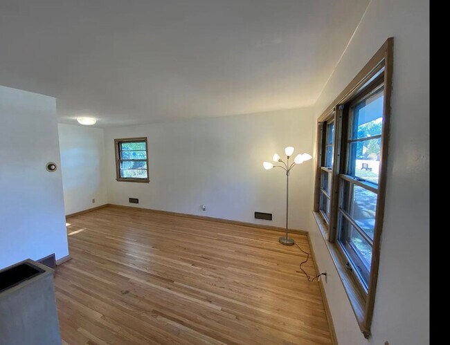 Building Photo - Beautiful Studio Apartment in Minneapolis - Available 7/24!