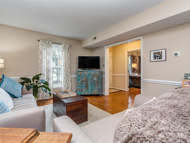 Foto del edificio - 8715 Parkchester Dr