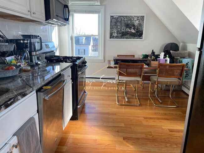 Building Photo - 648 Columbia Rd