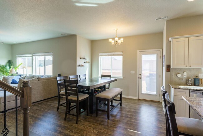 Building Photo - Like new in Ventana! 4 bedroom,3 bath, fen...