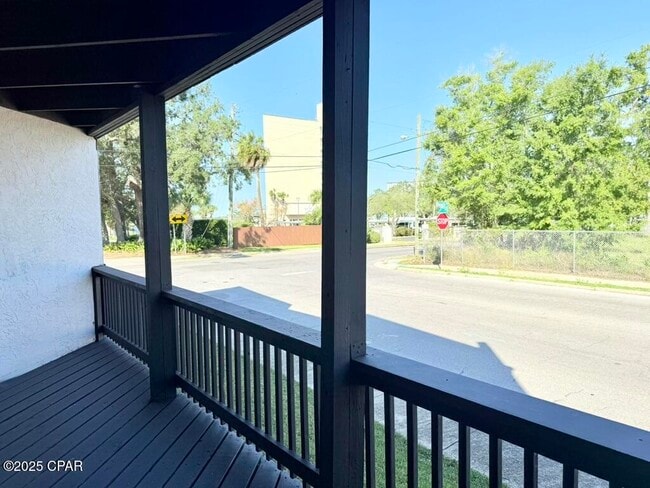 Building Photo - 401 E Beach Dr