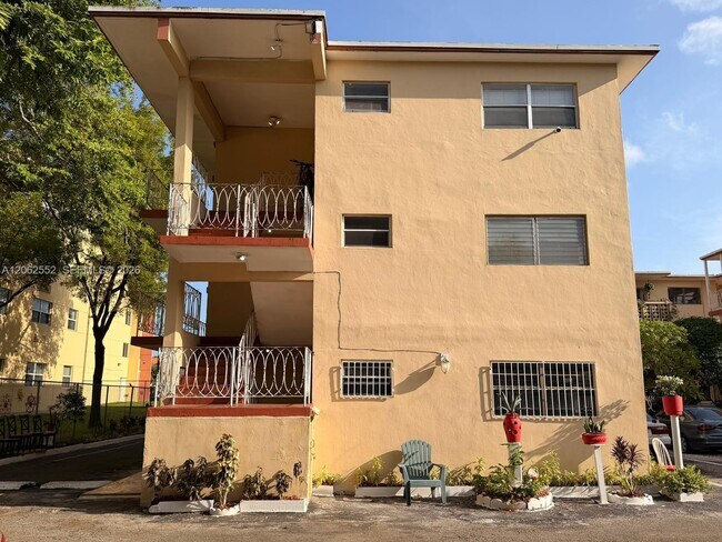 Foto del edificio - 2441 NW 13th St