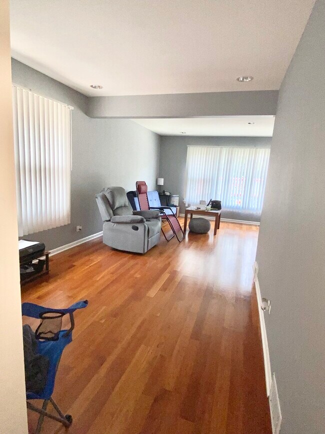 Foto del edificio - 2725 N Oak Park Ave