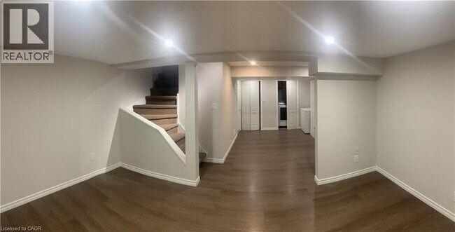 Photo du bâtiment - 242 Lakeport Rd