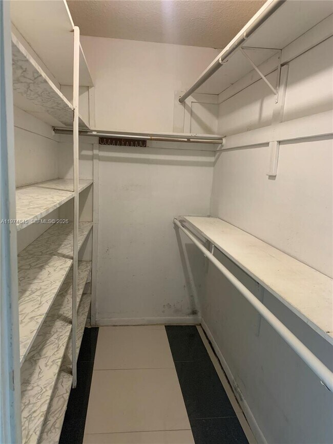 Foto del edificio - 1700 NE 191st St