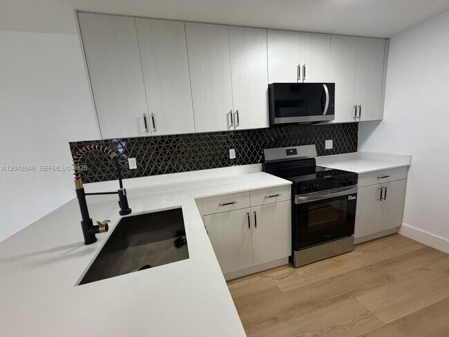 Foto del edificio - 10008 NW 6th St