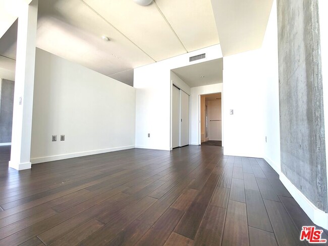 Foto del edificio - 1155 S Grand Ave
