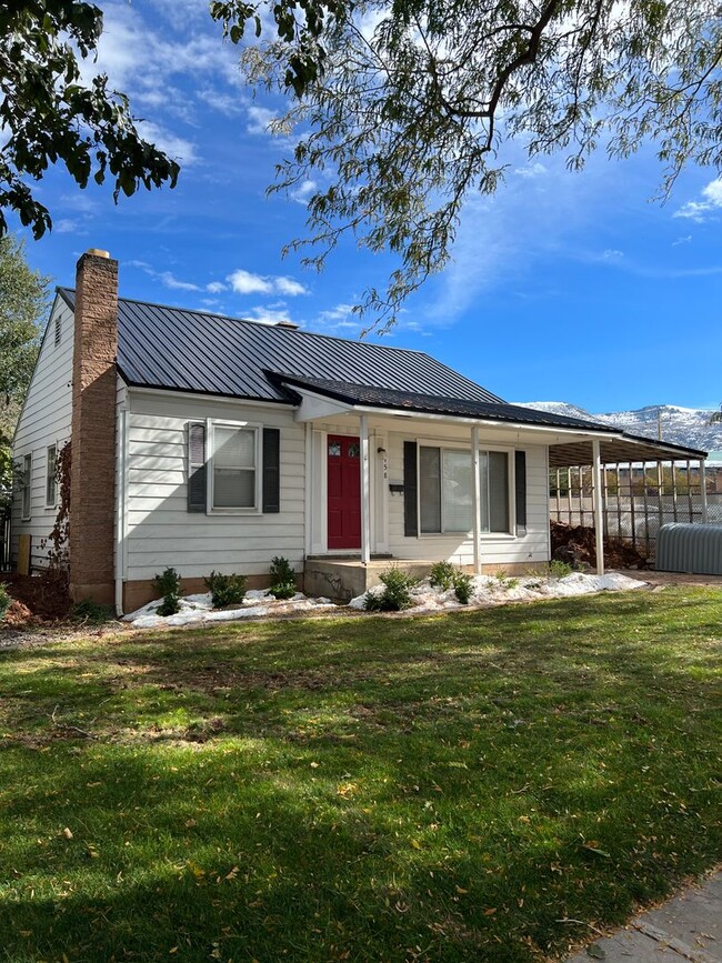 Building Photo - 5 Bedrooms 2 Bathroom House! Large Yard an...