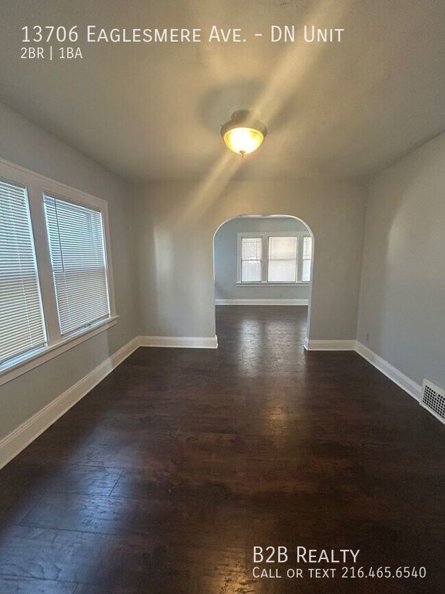 Building Photo - "Charming 2 Bed, 1 Bath Haven: Your Perfec...