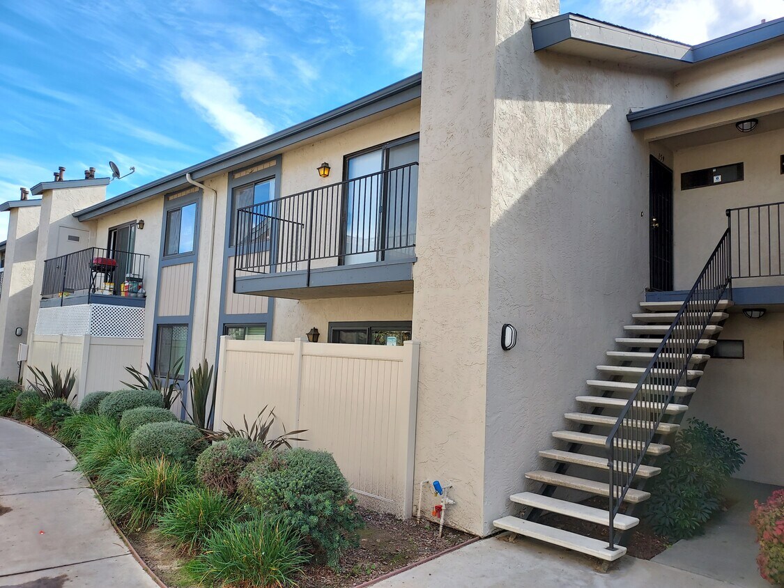 Primary Photo - 12650 Lakeshore Dr