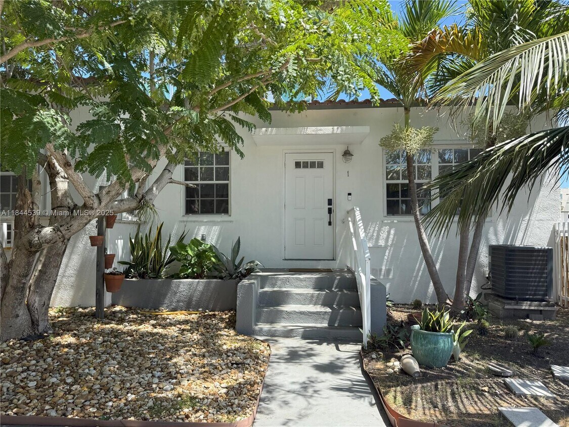 Foto principal - 8401 Crespi Blvd