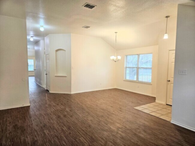 Foto del edificio - Spacious one story 4 bedroom home with com...