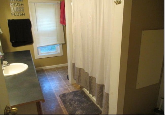 Bathroom - 1640 College Ave