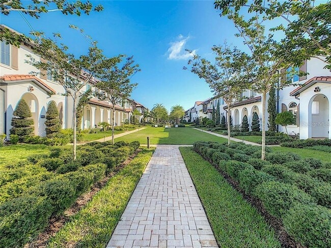 Foto del edificio - 8927 Fountain Palm Alley