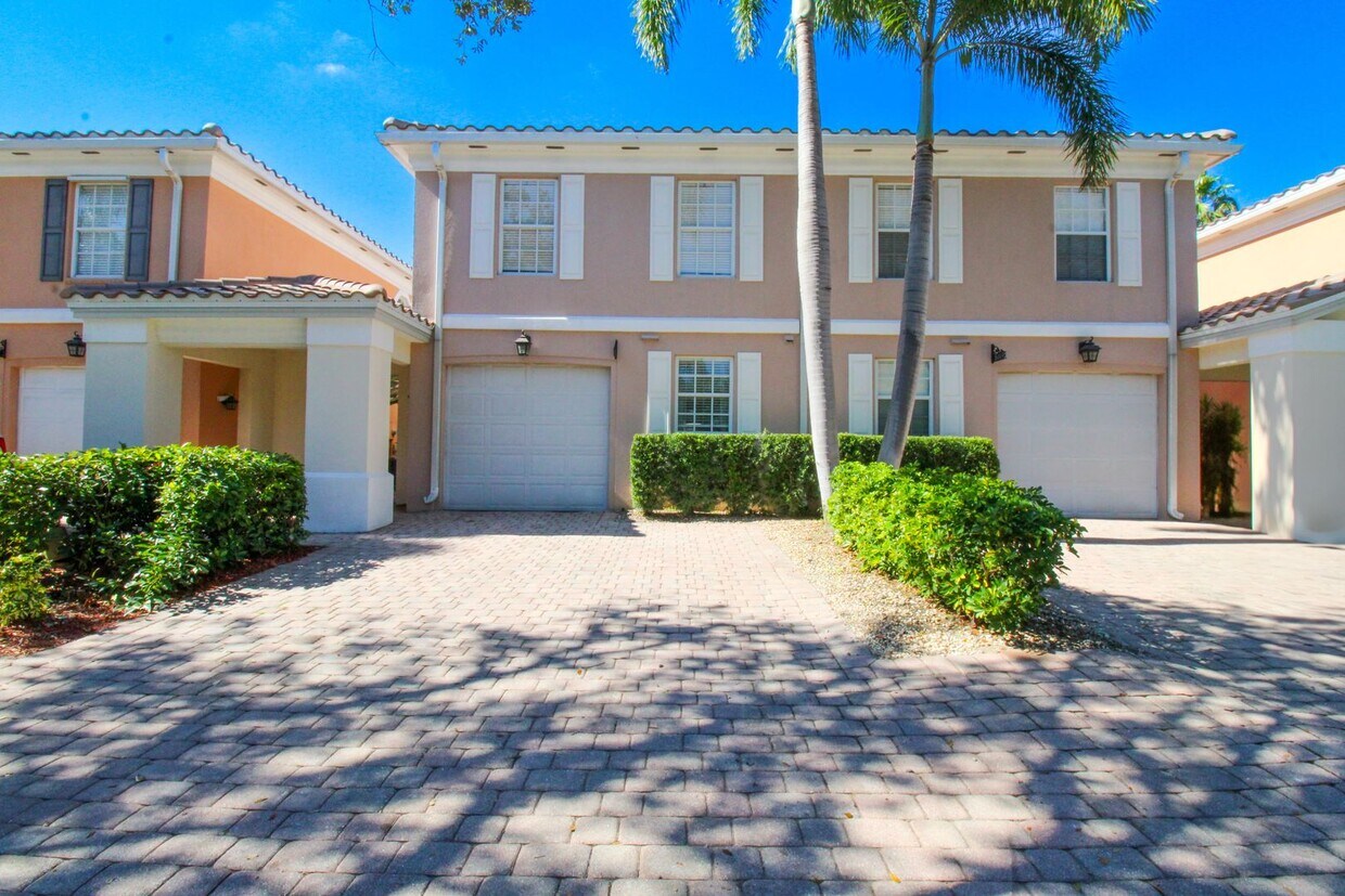 Foto principal - ** THE COVE 3-BED\2.5 BATH BEAUTIFUL FURNI...