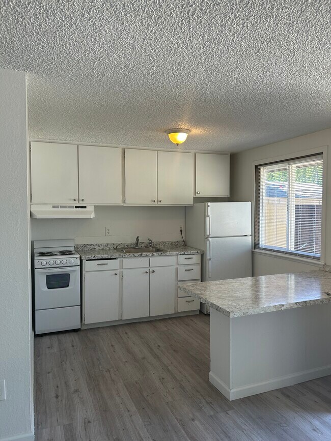 Cocinas con barra de desayuno - Quail Ridge Apartments