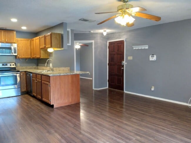 Building Photo - Available Now! GORGEOUS 1 Bedroom 1 Bath CONDO NEAR MEDICAL CENTER!