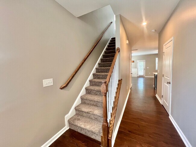Foto del edificio - Newly Remodeled 3BD, 2.5BA Raleigh Townhom...
